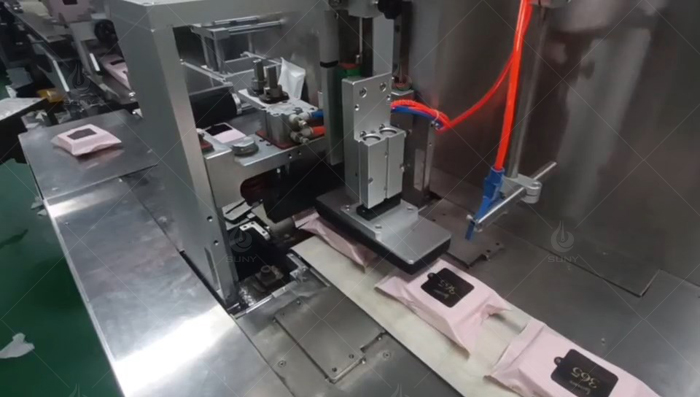 Wet Tissue Cutting and Packing Machine
